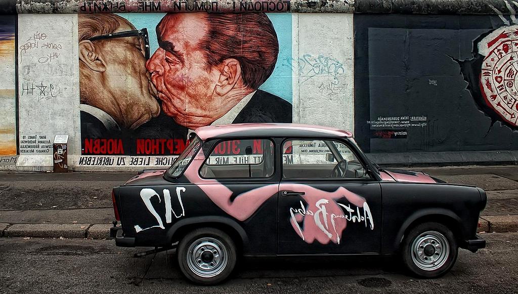 Modern living room with integrated living wall, natural plants, and optimized natural lighting